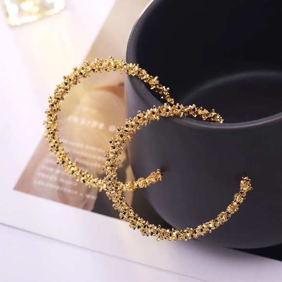 ⚜️[𝟯/$𝟮𝟴]⚜️Big Golden Hoop Fancy Earrings New - Picture 6 of 11